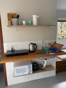 Η κουζίνα ή μικρή κουζίνα στο Loft Para Casais com Jacuzzi - Aloha Lofts Mariscal - Sunset