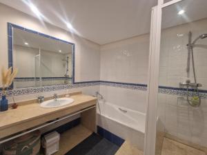 Koupelna v ubytování Apartamento Golf de Lujo en Alcaidesa Vista al Mar + 21 fotografií