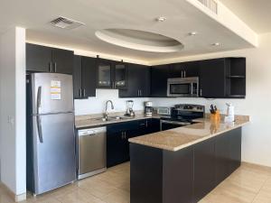 Η κουζίνα ή μικρή κουζίνα στο Unwind in a Modern Condo with Stunning View #303