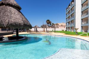 Πισίνα στο ή κοντά στο Unwind in a Modern Condo with Stunning View #303