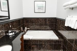 Koupelna v ubytování Grand Hotel + 24 fotografií