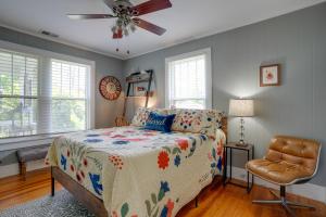 Ένα ή περισσότερα κρεβάτια σε δωμάτιο στο Carousel Cottage North Chattanooga Home!