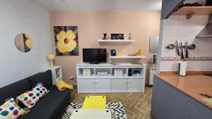 a small living room with a couch and a tv at COQUETO in Zamora