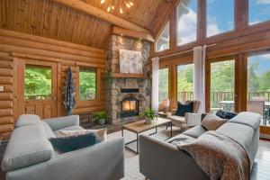 ein Wohnzimmer mit Sofas und einem Steinkamin in der Unterkunft Chic Familiale, Relaxant avec spa en montagnes in Labelle + 40 Fotos