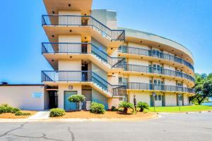 Un edificio con balcones a los lados. en Pirates Bay A304, en Fort Walton Beach 14 fotos más