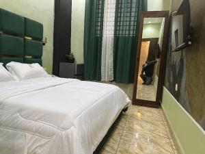 Ένα ή περισσότερα κρεβάτια σε δωμάτιο στο Comfort INN Hotel & Suits