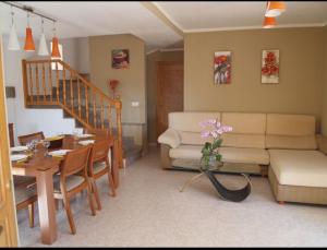 ein Wohnzimmer mit Sofa und Tisch in der Unterkunft Villa Naomi in Les tres Cales