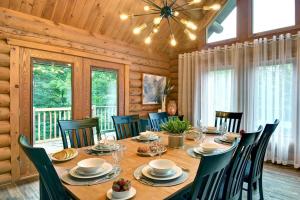 Fotografie z fotogalerie ubytování LOG CABIN w HOT TUB, BEACH access, near of TREMBLANT v destinaci Labelle