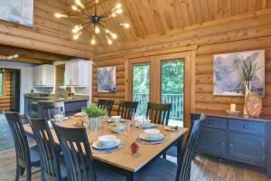 Fotografie z fotogalerie ubytování LOG CABIN w HOT TUB, BEACH access, near of TREMBLANT v destinaci Labelle