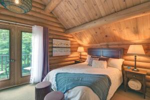 Postel nebo postele na pokoji v ubytování LOG CABIN w HOT TUB, BEACH access, near of TREMBLANT