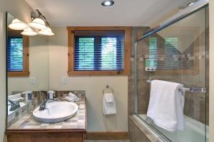 Koupelna v ubytování LOG CABIN w HOT TUB, BEACH access, near of TREMBLANT