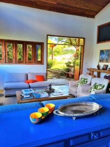 a living room with a blue couch and a table at Casa Terras Altas in Ibicoara