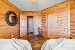 Cama o camas de una habitación en Above and Beyond, Cabin with Massive Views Near Helen