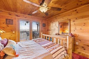 Cama o camas de una habitación en Above and Beyond, Cabin with Massive Views Near Helen