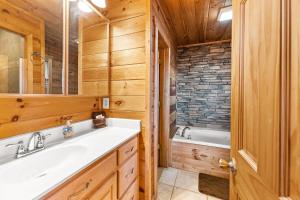 un baño con lavabo y bañera en Above and Beyond, Cabin with Massive Views Near Helen, en Cleveland
