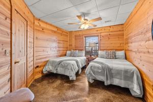 Cama o camas de una habitación en Above and Beyond, Cabin with Massive Views Near Helen