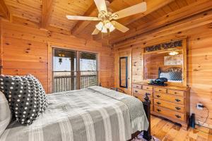 Cama o camas de una habitación en Above and Beyond, Cabin with Massive Views Near Helen
