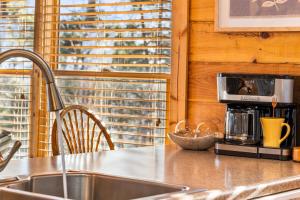 Utensilios para hacer té y café en Above and Beyond, Cabin with Massive Views Near Helen