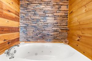 Un baño de Above and Beyond, Cabin with Massive Views Near Helen