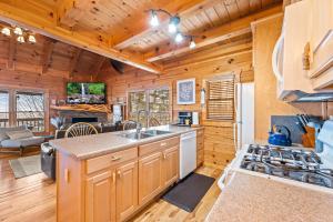 Una cocina o zona de cocina en Above and Beyond, Cabin with Massive Views Near Helen