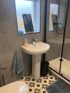 un bagno con lavandino, doccia e WC di The Gatehouse, 2 bedroom detached cottage a Beith