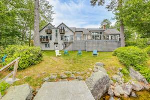 Zahrada ubytování Lakefront New London Retreat with Dock and Hot Tub!
