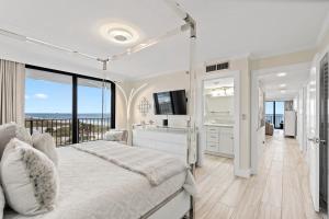 Ένα ή περισσότερα κρεβάτια σε δωμάτιο στο Watercrest 401 Amazing wrap around balcony +33 φωτογραφίες