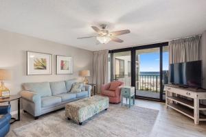 Телевизор и/или развлекательный центр в Watercrest 210- Sleeps 12 - Thomas Drive Retreat