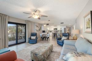 Гостиная зона в Watercrest 210- Sleeps 12 - Thomas Drive Retreat