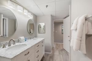 Ванная комната в Watercrest 210- Sleeps 12 - Thomas Drive Retreat +33 фотографии