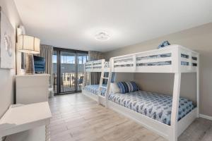 Кровать или кровати в номере Watercrest 210- Sleeps 12 - Thomas Drive Retreat