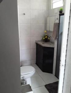 un bagno con un water bianco e un lavandino di Casa ampla Olinda a Olinda