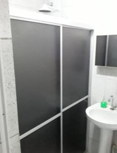 un bagno con doccia e lavandino di Casa ampla Olinda a Olinda Altre 6 foto
