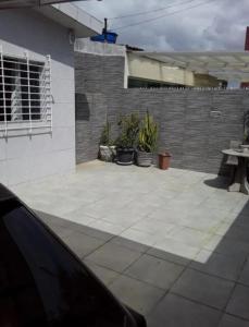 un patio con piante in vaso e una recinzione di Casa ampla Olinda a Olinda