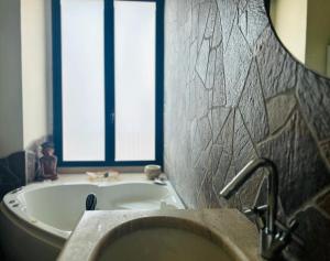A bathroom at Acquadellarte B&B