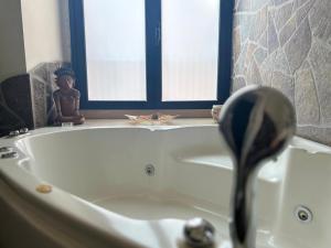 A bathroom at Acquadellarte B&B