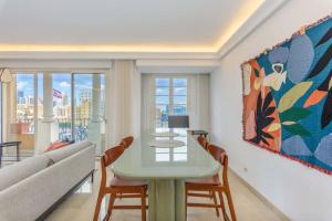 ベイルートにあるMundo - Exquisite 2-BR W Balcony at Saifi Villageのテーブルとソファのあるリビングルーム