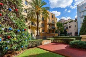 ベイルートにあるMundo - Exquisite 2-BR W Balcony at Saifi Villageの建物前のクリスマスツリー
