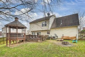 una gran casa blanca con cenador en el patio en Charlotte 4BR Cozy Retreat, en Charlotte