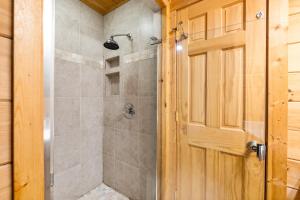 Un baño de Above and Beyond, Cabin with Massive Views Near Helen