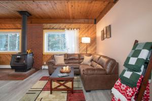 Posezení v ubytování Fly Away Home with Aurora Views