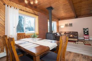 Posezení v ubytování Fly Away Home with Aurora Views