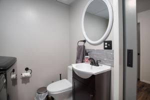 Koupelna v ubytování Fly Away Home with Aurora Views + 30 fotografií