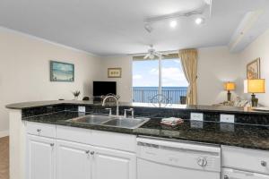 Köök või kööginurk majutusasutuses Tidewater Resort Unit 2003