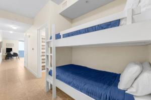 Voodi või voodid majutusasutuse Tidewater Resort Unit 2003 toas