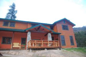 una grande casa in legno con un ampio portico di Sierra Trails Inn a Mariposa Altre 23 foto