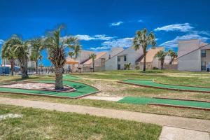 un parc avec des palmiers et des greens de golf dans l'établissement Horizon South 33D - Sunstead Retreat - Sleeps 6, à Panama City Beach