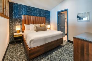a bedroom with a bed and a blue wall at Allred Hotel in Newport