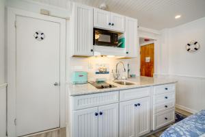Η κουζίνα ή μικρή κουζίνα στο Ocean City Hideaway Walk to Boardwalk and Beach!