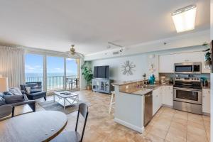 巴拿马城海滩Shores of Panama 602 2 BR 2 Ba beachfront balcony的厨房和客厅,享有海景